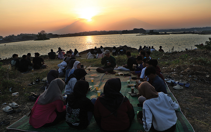 DUDUK SANTAI: Pengunjung menikmati senja di pinggiran Waduk Cengklik, Kecamatan Ngemplak, Kabupaten Boyolali, beberapa waktu lalu.