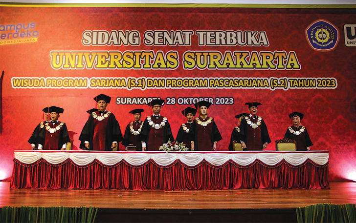 KHIDMAT: Menyanyikan Indonesia Raya saat Sidang Senat Terbuka, Wisuda Program Sarjana (S1) dan Pascasarjana (S2) 2023 di De Tjolomadoe, Kecamatan Colomadu, Karanganyar