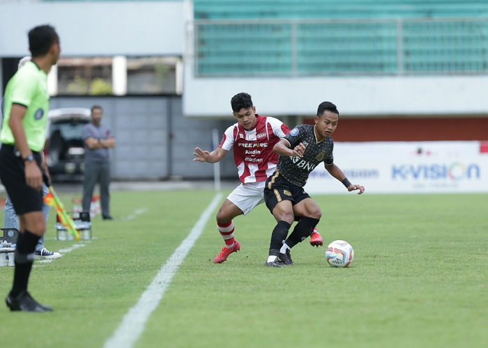 Babak pertama laga Persis Solo vs Bhayangkara FC di Stadion Maguwoharjo Sleman, Minggu sore (29/10). Tuan rumah unggul sementara 2-1.