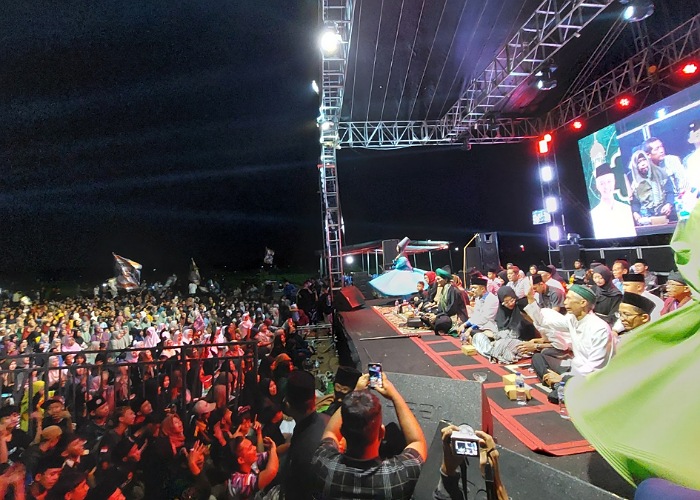Gus Ali Gondrong bersama jemaah Mafia Sholawat gelar sholawat kebangsaan di Gondangrejo, Karanganyar, Sabtu (29/10) malam.