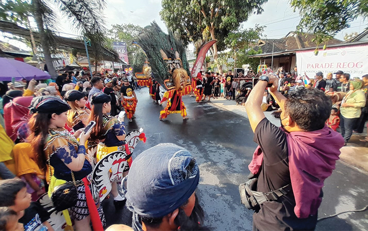 MERIAH: Pertunjukan Reog Ponorogo di depan kantor Kecamatan Polokarto pada Hari Sumpah Pemuda, Sabtu (28/10).