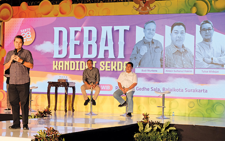 TEBAR GAGASAN: Tiga calon sekretaris daerah Solo menjalani debat di Pendapi Gedhe, Balai Kota Solo, Sabtu malam (28/10).