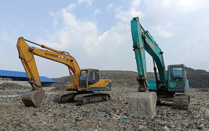 Persiapan peresmian PSEL Putri Cempo, sejumlah eskavator mulai ratakan sampah di TPA Putri Cempo, Minggu (29/10).