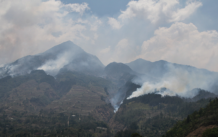 TERUS MELUAS: Asap mengepul dari hutan Gunung Merbabu yang terbakar sejak beberapa hari terakhir dan mulai merambat ke wilayah Boyolali kemarin (29/10).