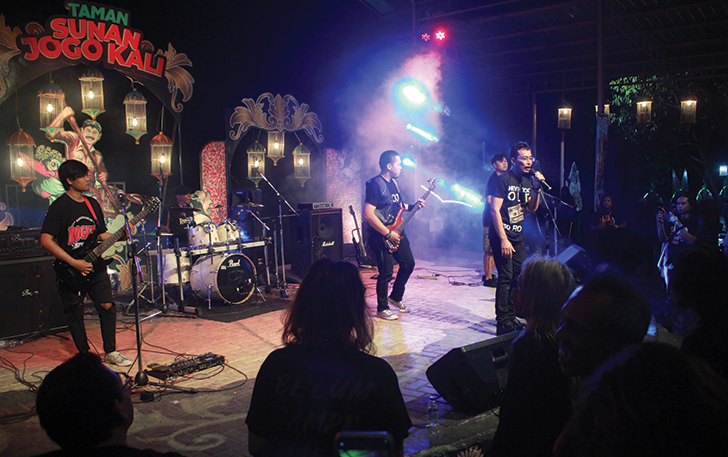 Anniversary 1 Tahun Community of Rock Surakarta gelar konser musik di Taman Sunan Jogo Kali, Minggu (29/10).