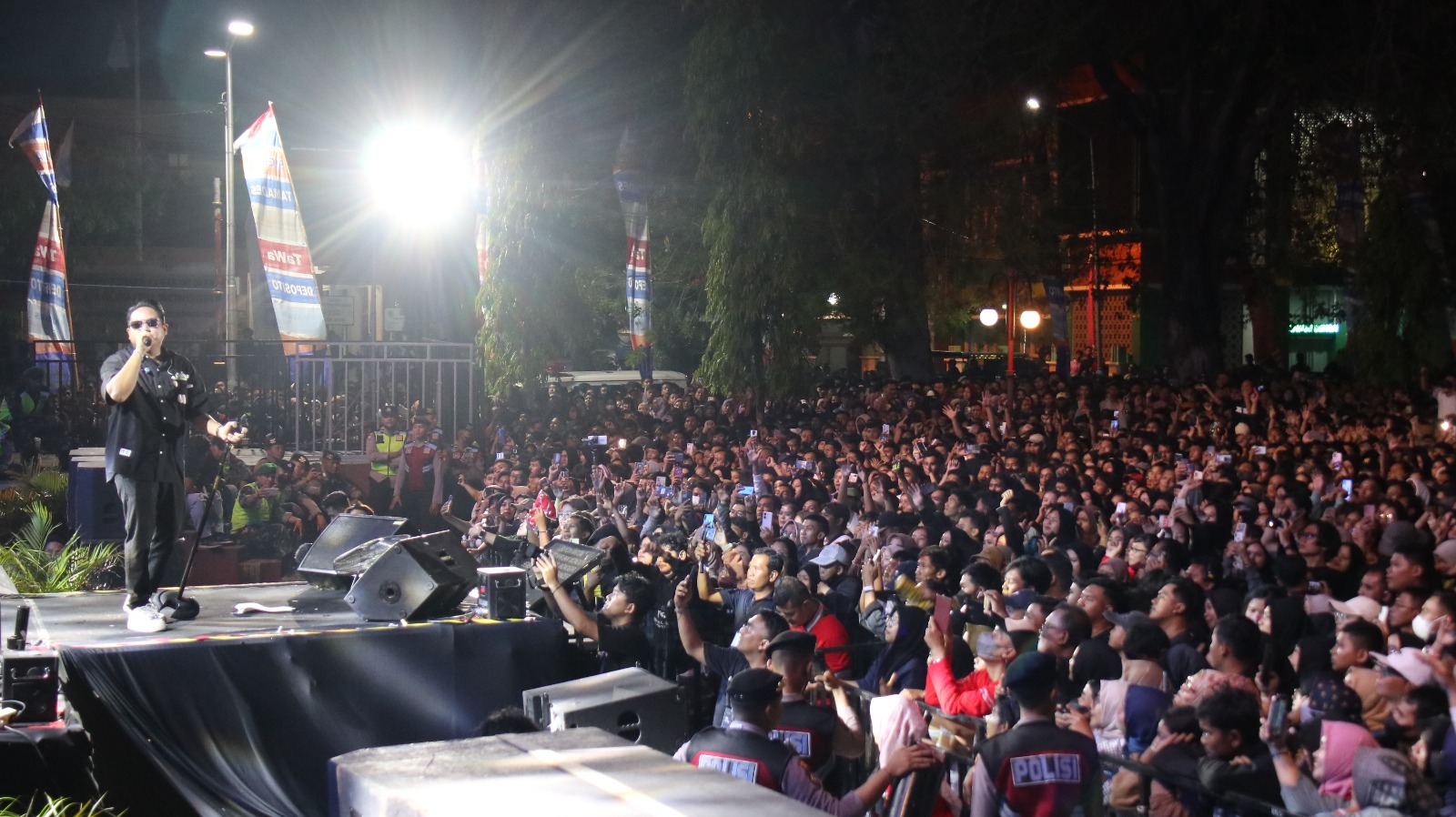 Guyon Waton tampil dalam acara undian tabungan Spektamades 2023 yang digelar PT BPR BKK Wonogiri (Perseroda) bersama Pemkab Wonogiri di Giri Krida Bakti Wonogiri, Senin (30/10/2023) malam.