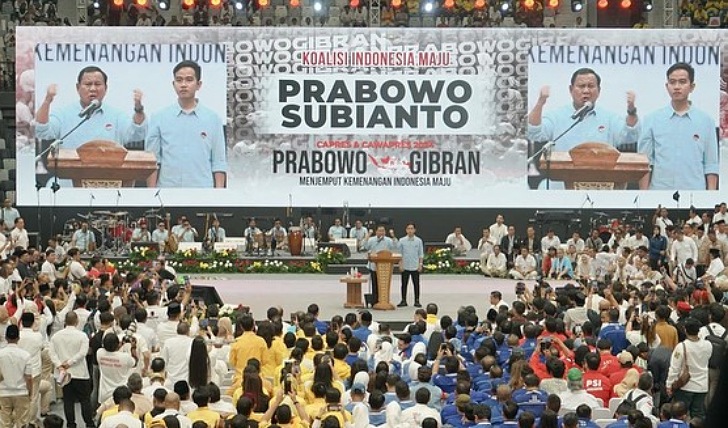 Prabowo-Gibran berorasi di depan massa pendukungnya belum lama ini.