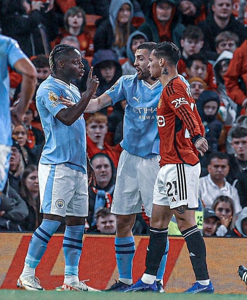 Pemain Manchester United Antony saat berdebat dengan pemain Manchester City, Doku dalam laga Derby Manchester, Minggu malam.