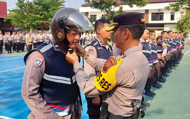 Kapolres Karanganyar AKBP Jerrold Hendra Kumontoy membagikan 300 helm kepada anggota Polres Karanganyar dalam apel pagi di Mako Polres Karanganyar, Senin (30/10)