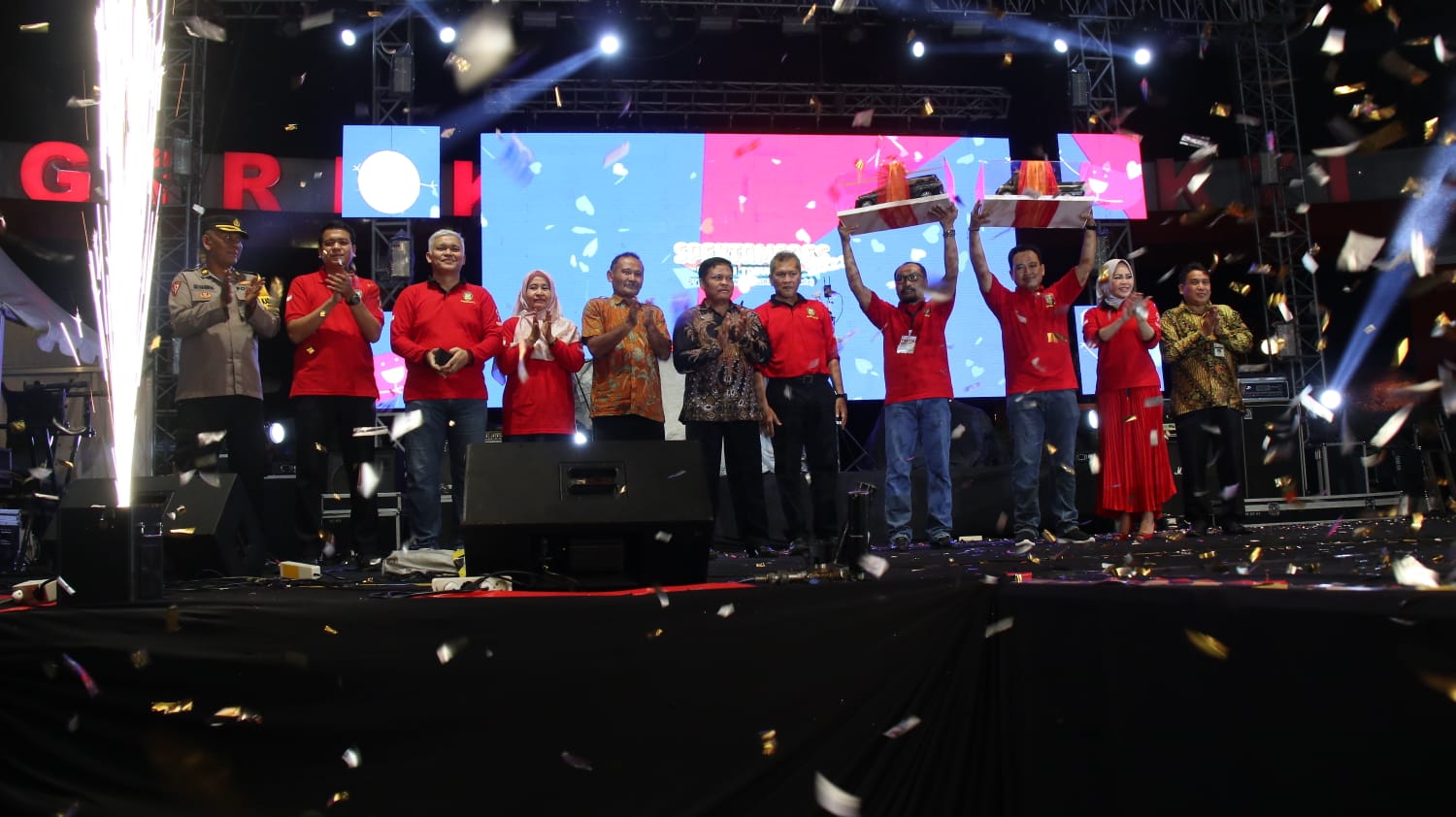 Perwakilan pemenang pertama dan utama undian tabungan Spektamades 2023 PT BPR BKK Wonogiri (Perseroda) di Alun-Alun Giri Krida Bakti Wonogiri , Senin (30/10/2023) malam.