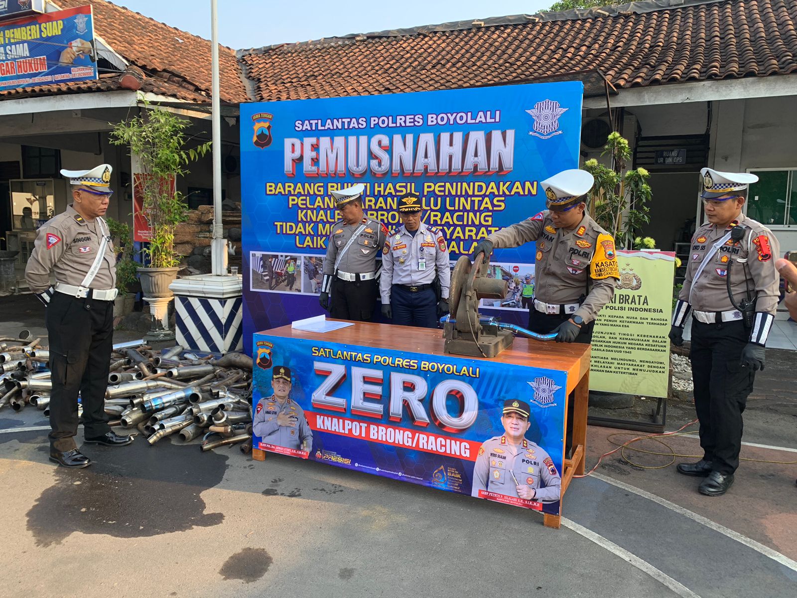 Pemusnahan knalpot brong oleh Satlantas Polres Boyolali, Senin (31/10/2023). (SATLANTAS POLRES BOYOLALI UNTUK RADAR SOLO)