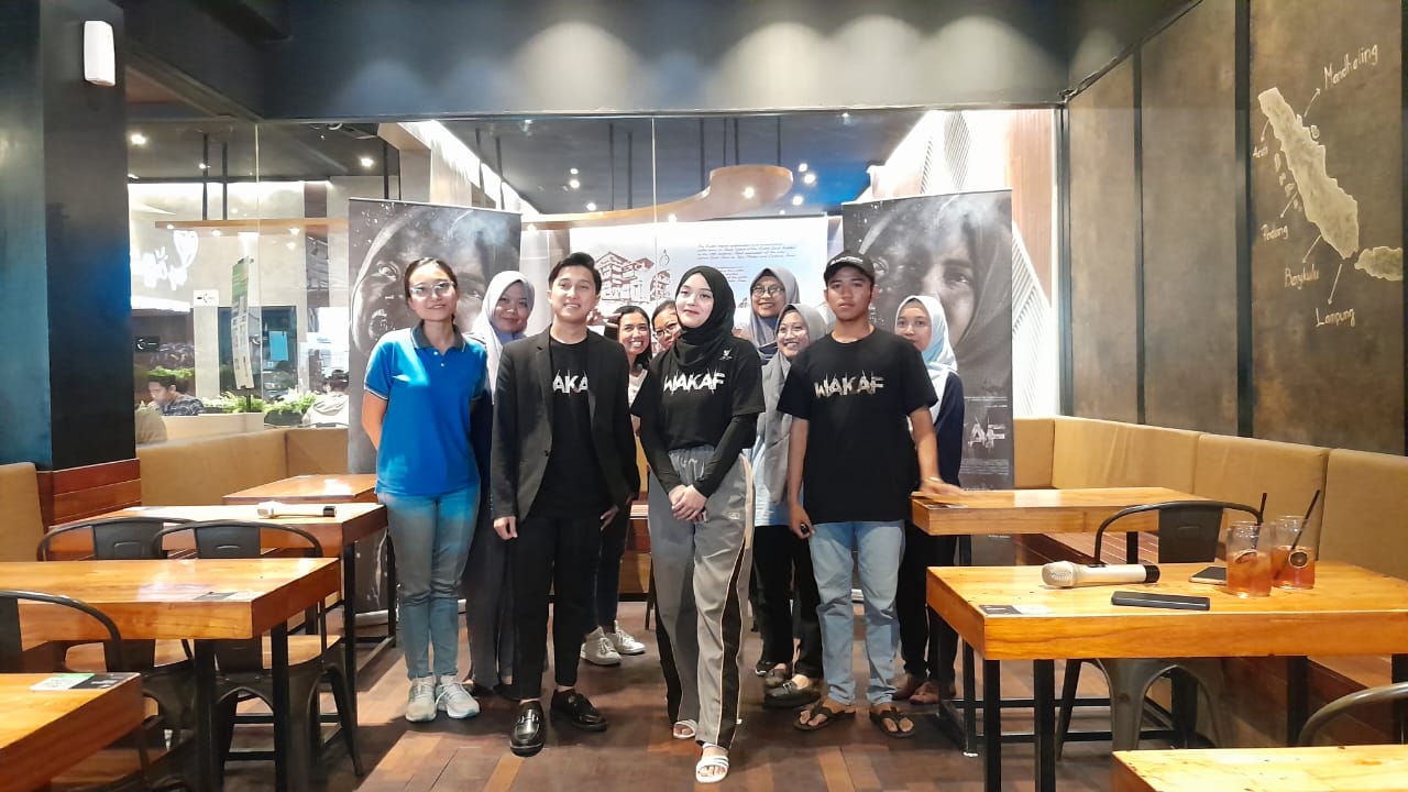 Putri Delina (dua dari kiri) di sela jumpa pers Film Wakaf di Kota Solo, Selasa (31/10/2023)