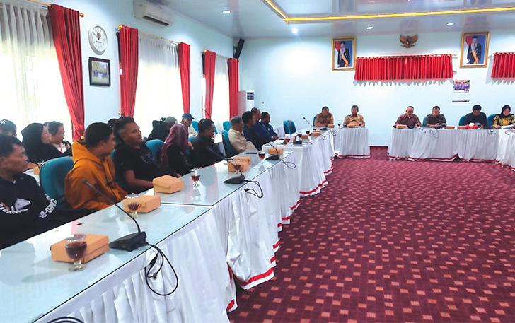 MINTA SOLUSI: Pengelola kafe lethong di Pasar Nglangon, Sragen bertemu DPRD, kemarin.