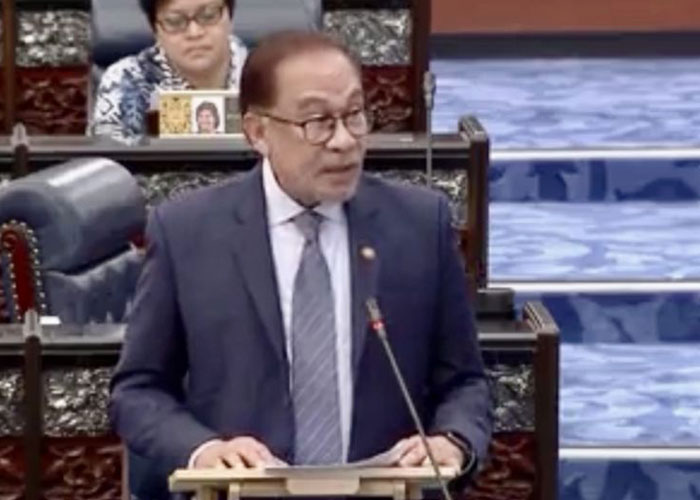Perdana Menteri Malaysia Anwar Ibrahim memberikan jawaban di sidang parlemen di Kuala Lumpur, Selasa (31/10/2023).