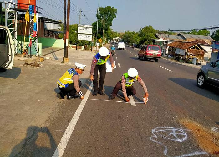Polisi melakukan olah TKP di lokasi kecelakaan di jalan Ngadirojo-Wonogiri, tepatnya di Dusun Bulusulur RT 02 RW 02, Desa Bulusulur, Kecamatan Wonogiri Kota Selasa (31/10) pagi.&nbsp;