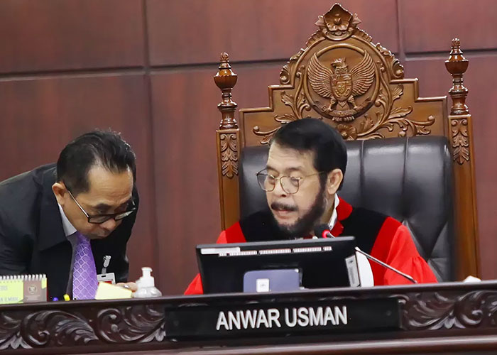 Majelis Hakim Mahkamah Konstitusi (MK) Anwar Usman memimpin sidang di Gedung MK.