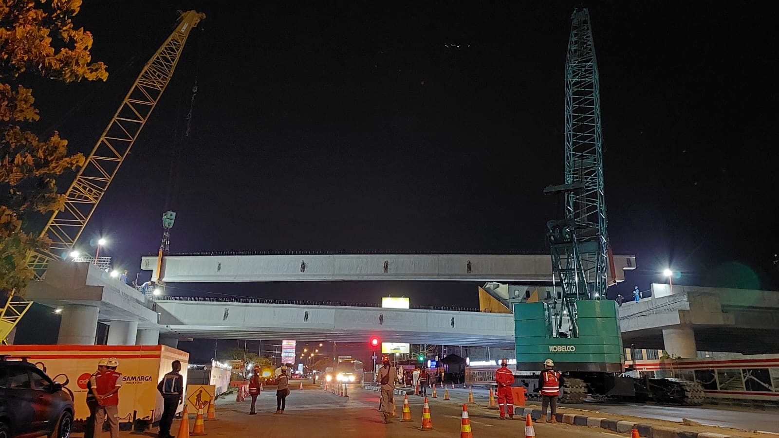 Pemasangan girder di exit Colomadu yang tersabung dengan Tol Solo Jogja.