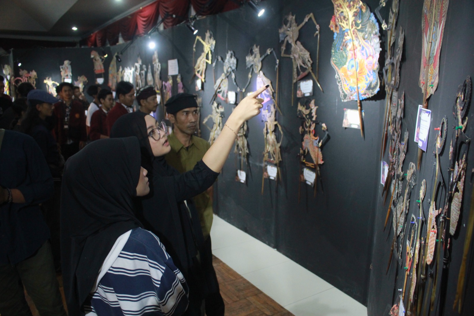 Pengunjung mengamati beragam bentuk wayang kulit yang dipamerkan di kampus ISI Solo dalam rangka Hari Wayang Dunia.
