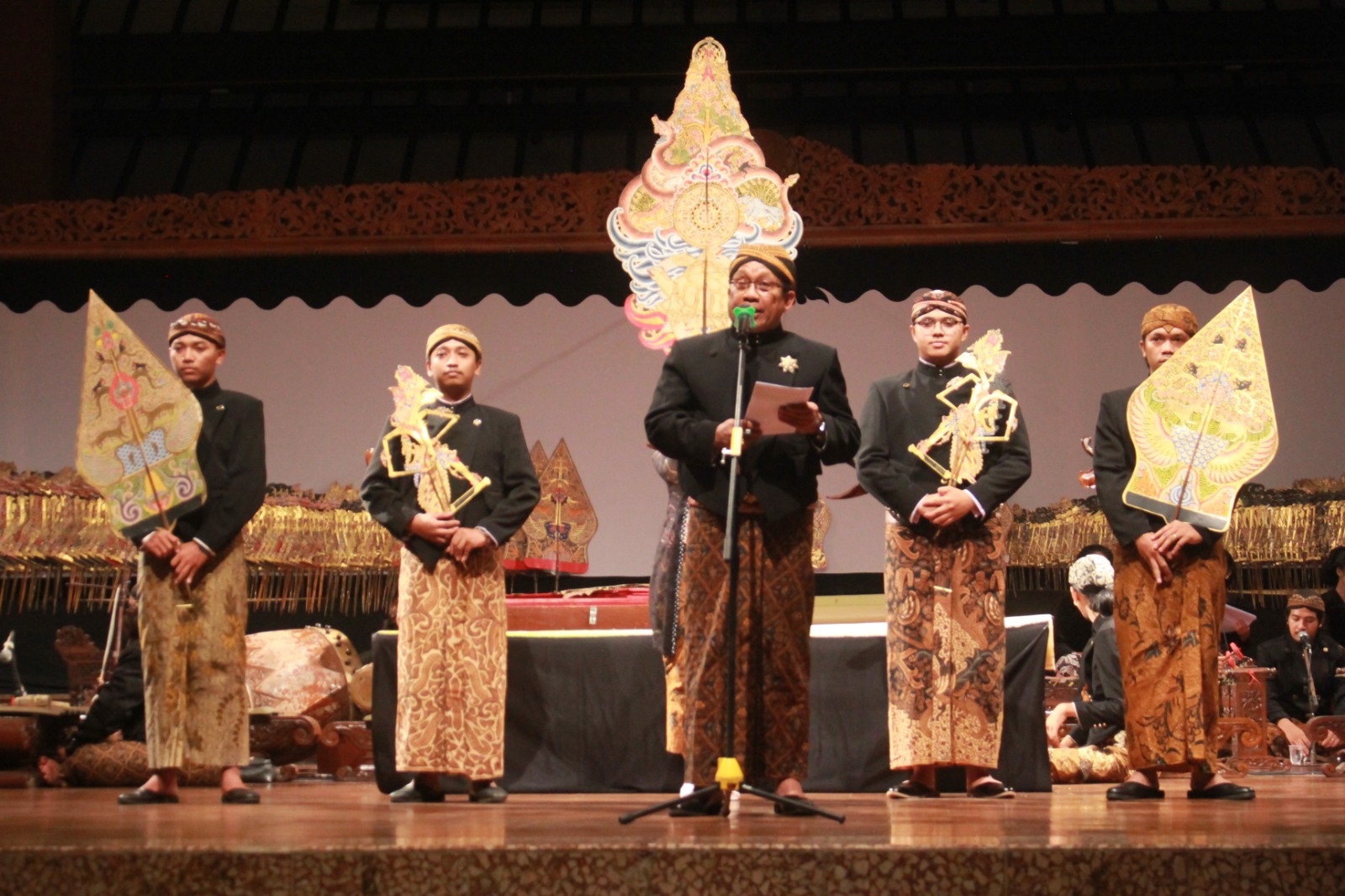 Rektor ISI Solo I Nyoman Sukerna membacakan sambutan pada peringatan Hari Wayang Sedunia di kampus setempat, Rabu (1/11/2023).