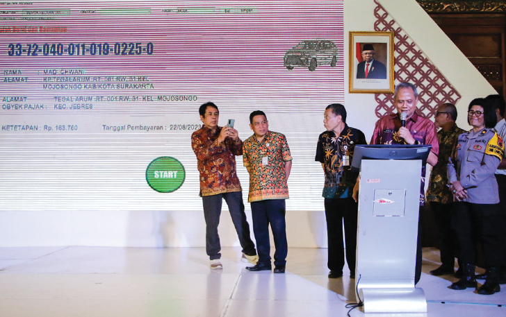 FAIR: Pengundian hadiah utama PBB-P2 Tahap II oleh Sekretaris Daerah Kota Surakarta Ahyani di Pendapi Gedhe Balai Kota Surakarta, Selasa (31/10).