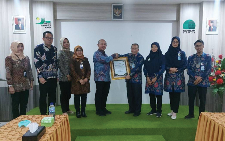 Direktur Teknologi Informasi BPJS Kesehatan, Edwin Aristiawan (tengah, kiri) menyerahkan kepada RSU Islam Cawas, Klaten atas komitmennya dalam peningkatan mutu pelayanan JKN.