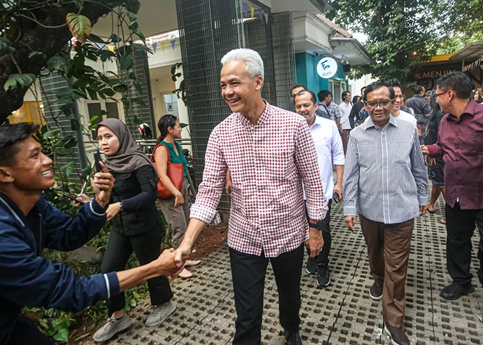 Ganjar Pranowo dan Mahfud MD saat bertemu dengan seniman, tokoh masyarakat dan pemuda di Kala di Kalijaga, Kawasan Blok M, Jakarta, Senin (23/10/2023).