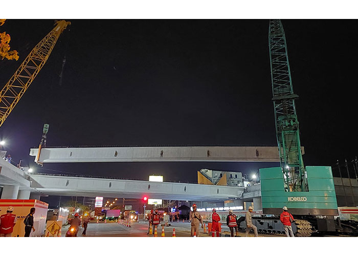Pemasangan girder overpass Ngasem penyambung exit tol Colomadu dengan jalan Tol Solo-Jogja hanya butuh waktu 15 menit, Selasa (31/10) malam.