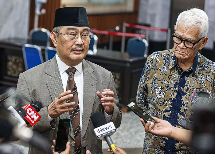 Ketua Majelis Kehormatan Mahkamah Konstitusi (MKMK) Jimly Asshiddiqie bersama anggota MKMK Bintan R. Saragih.