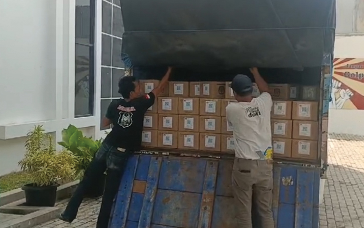BERTAHAP: Pekerja menurunkan logistik pemilu untuk Kabupaten Sragen, kemarin.