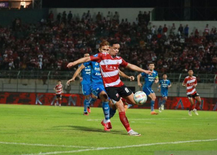 Pemain Madura United FC Lulinha berhasil merebut bola dari pemain Persib Bandung dalam laga lanjutan Liga 1 di Stadion Gelora Bangkalan, Rabu (1/11/2023) malam. (ANTARA/Madura United FC)