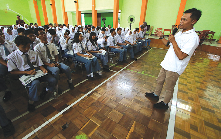 Pemimpin redaksi Jawa Pos Radar Solo Kabun Triyatno beri pelatihan jurnalistik ke siswa SMAN 3 Klaten.