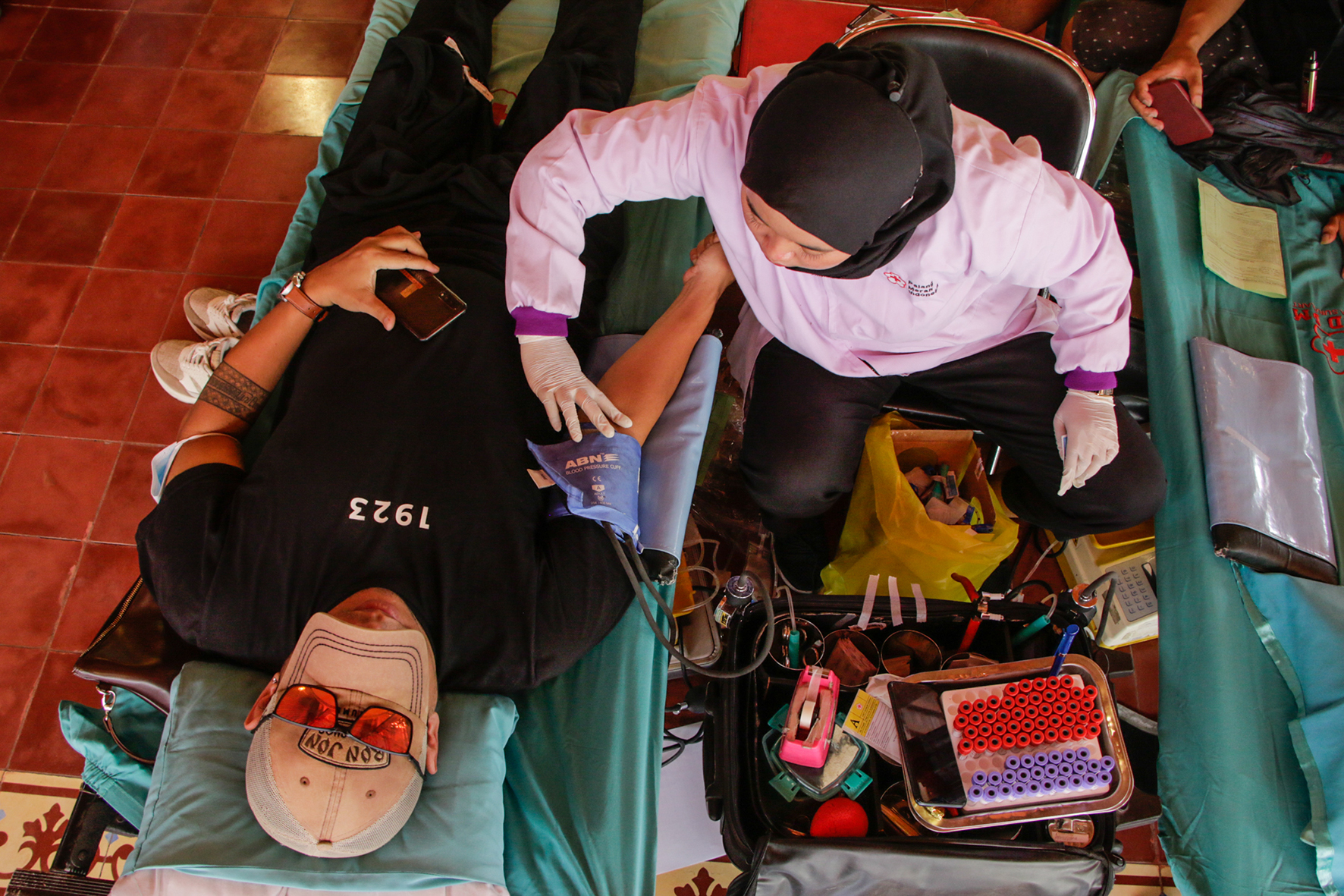 Persis Solo menggelar aksi donor darah bersama Sambernyawa Rescue Team dan PMI Surakarta di Loji Gandrung,&nbsp;Kamis (2/10). (IHSAN/RADAR SOLO)
