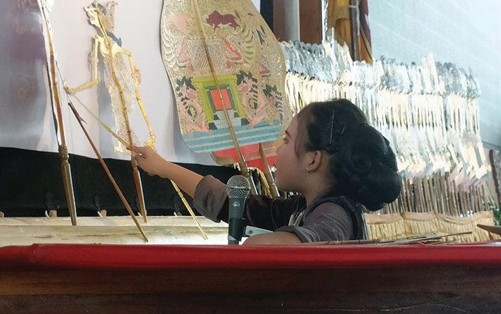 ENERGIK: Rangkung Basundari, satu-satunya dalang perempuan yang tampil di parade dalang bocah Karanganyar, kemarin (1/11).