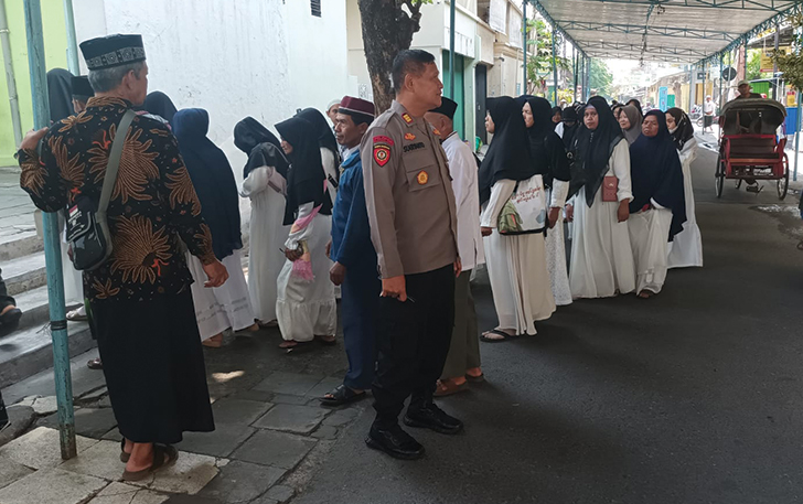 Kapolsek Pasar Kliwon AKP Sugiyanto memantau langsung gelaran Haul Habib Ali bin Muhammad Al-Habsyi, Rabu (1/11).