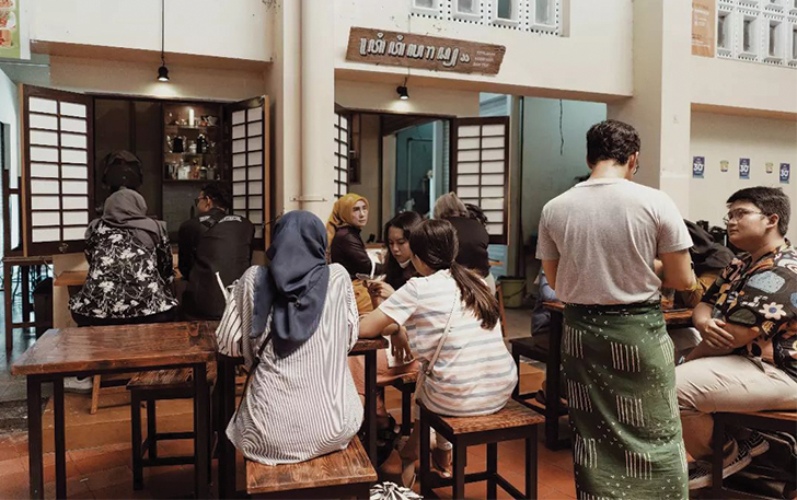 BERBAUR: Pengunjung berinteraksi di kedai kopi dan teh milik Arkha Tri Maryanto di Pasar Gede kemarin.