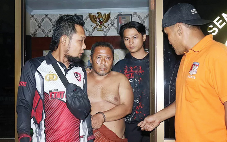 IBAWA KE POLRES: Terduga pelaku pembunuhan, Khoiri alias Satir, 53, dibawa ke Polres Pasuruan oleh Tim Resmob, Selasa (31/10) malam setelah diamankan di Polsek Purwodadi.