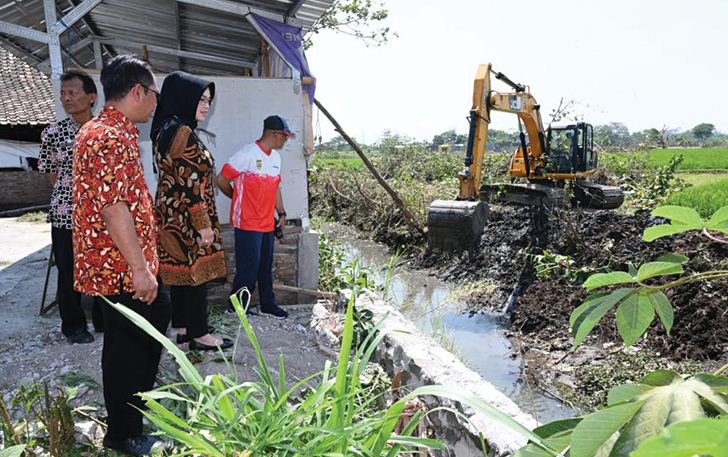 Bupati Sukoharjo Etik Suryani memantau langsung pengerukan Kali Lembu Kuning di Desa Kedungjambal.