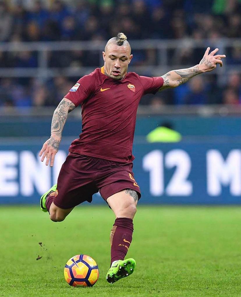 Radja Nainggolan saat membela AS Roma. Pemain berdarah Indonesia ini direncanakan akan berkunjung ke Indonesia untuk meramaikan gelaran Piala Dunia U17 2033.