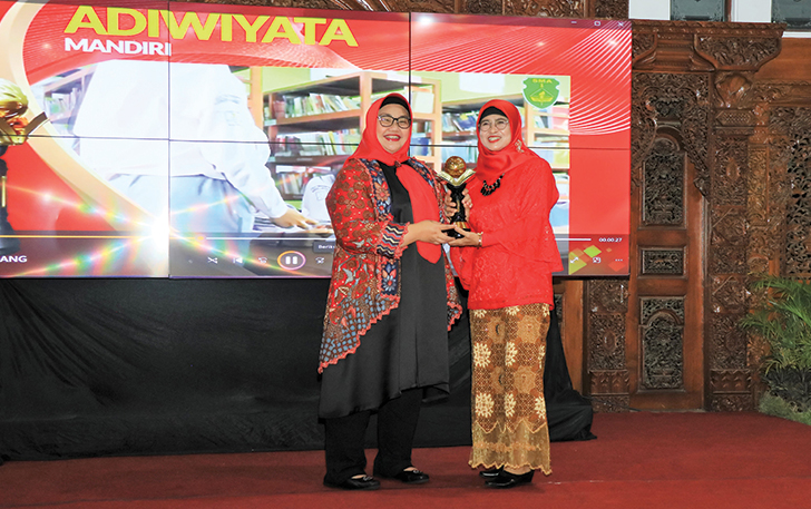 APRESIASI: Kepala SMAN 1 Gondang Bety Marga Sulistyawati bersama Bupati Sragen Kusdinar Untung Yuni menunjukkan trofi Adiwiyata Mandiri, kemarin.