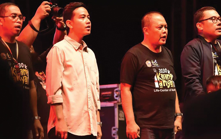 Wali Kota Surakarta Gibran hadir dalam konser Dewa 19 di Alun-Alun Karanganyar, Kamis (2/11).
