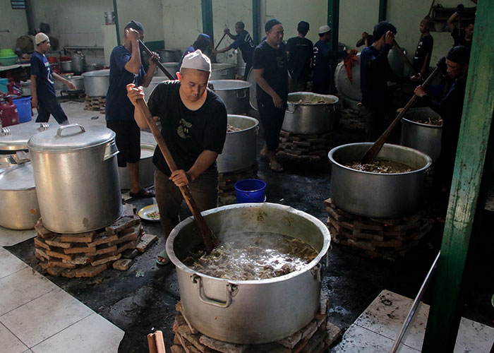 Petugas dapur umum memasak menu yang akan disuguhkan kepada para jemaah di acara puncak haul Habib Ali, Jumat (3/11).  &nbsp;