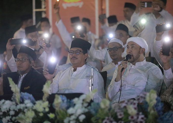 Pj Gubernur Jateng Nana Sudjana saat menghadiri kegiatan Jateng Bersholawat di Alun-Alun Kabupaten Demak, Kamis (2/11) malam.