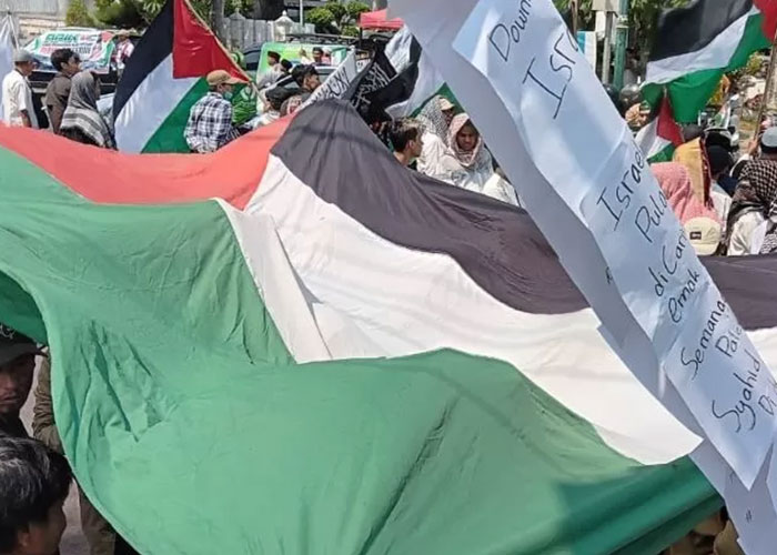 Aksi bela Palestina, Bersatu untuk Palestina, diikuti puluhan organisasi Islam dan komunitas di depan Balai Kota Cirebon, Jumat (20/10).