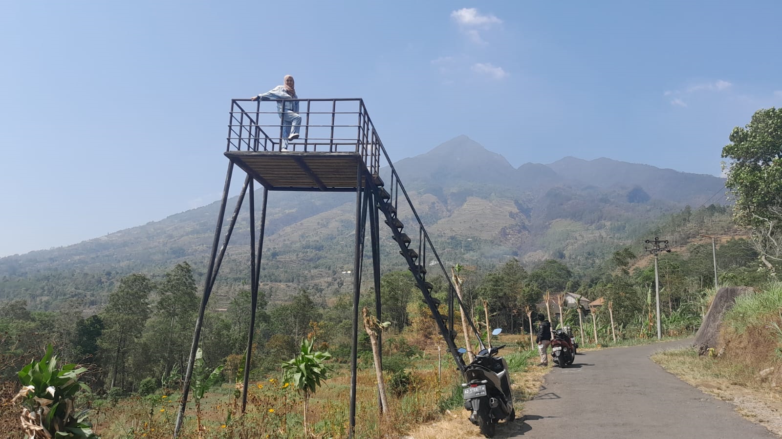 Gardu pandang di Dusun Ngaglik, Desa Jlarem, Kecamatan Gladagsari, Kabupaten Boyolali dengan background Gunung Merbabu. (RAGIL LISTIYO/RADAR SOLO)