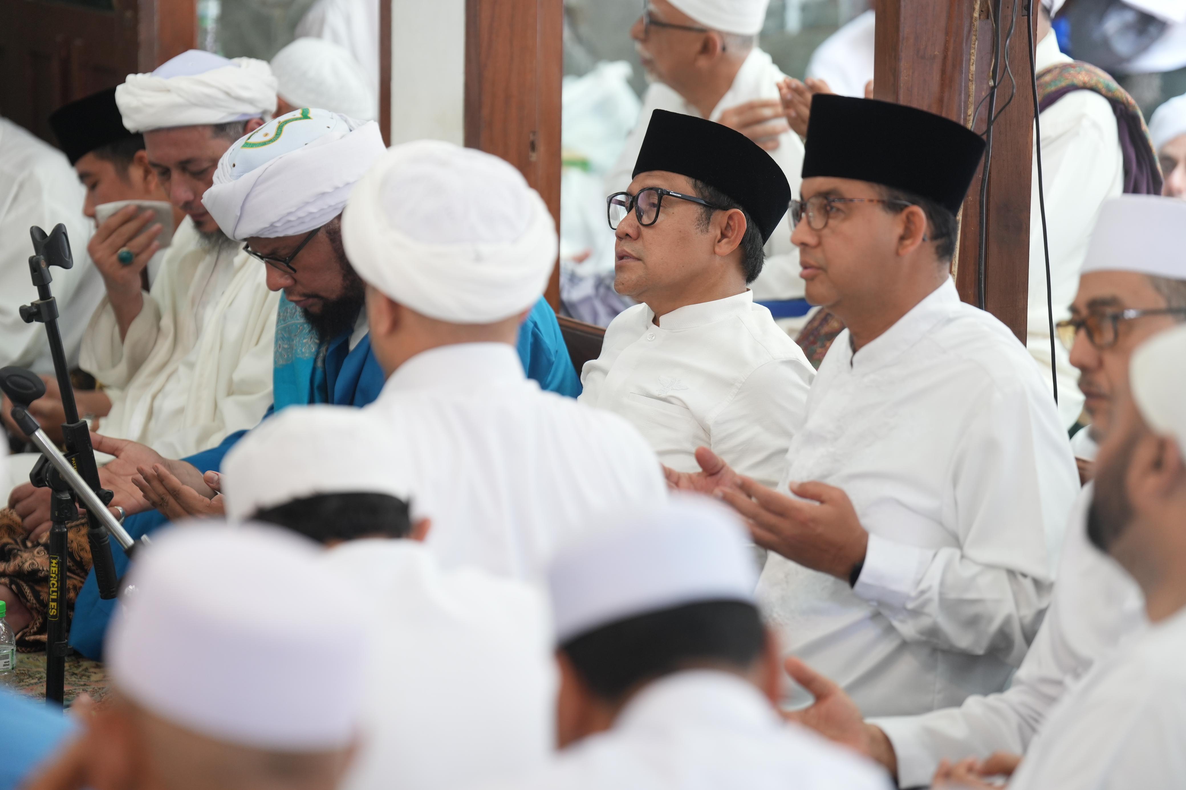 Capres-Cawapres Koalisi Perubahan untuk Persatuan Anies Baswedan-Muhaimin Iskandar duduk bersebelahan di Haul Ke-112 Habib Ali bin Al-Habsyi di Kota Solo, Sabtu (4/11/2023).