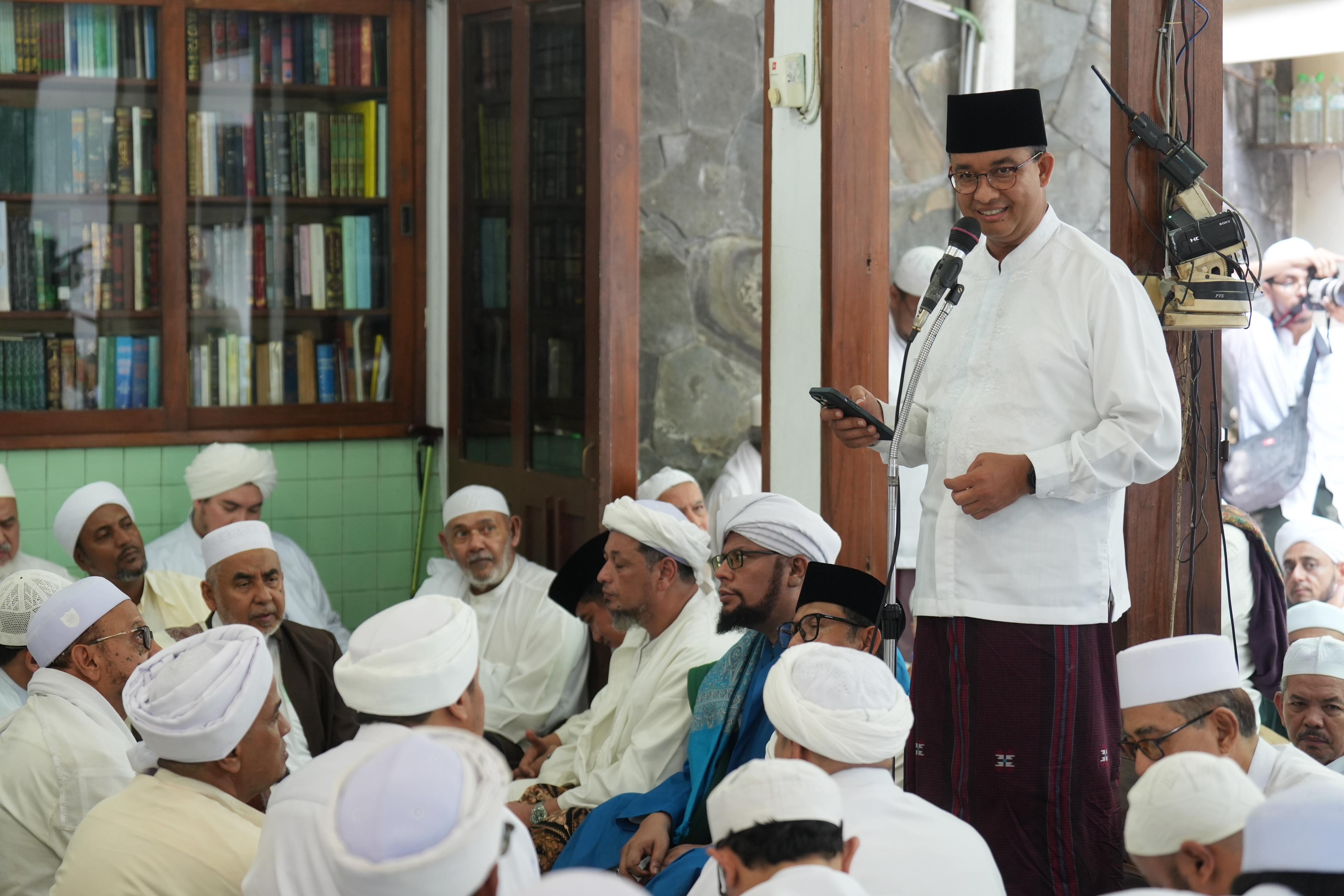 Bacapres dari Koalisi Perubahan Anies Baswedan memberikan sambutan di Haul Ke-112 Habib Ali bin Al-Habsyi di Masjid Ar-Riyadh, Pasar Kliwon, Kota Solo, Sabtu (4/11).