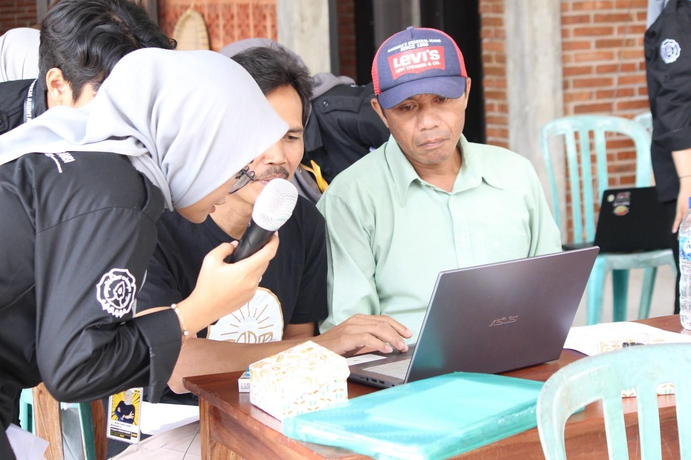 Pendampingan penggunaan aplikasi keuangan untuk peningkatan kinerja keuangan BUMDesa Kampus Kopi Banyuanyar.