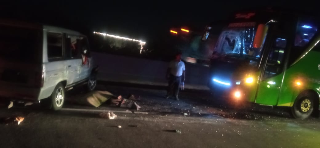 Kecelakaan antara bus dan minibus di tol Semarang Solo menewaskan dua orang, Sabtu (4/11/2023)