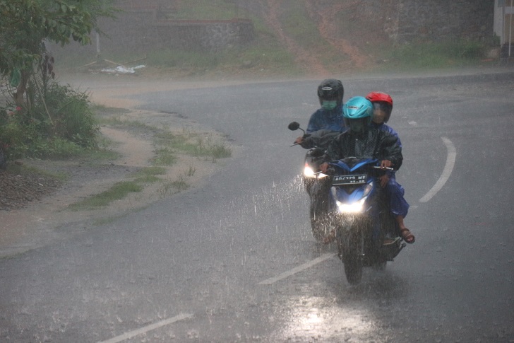 Pengendara motor menembus hujan deras di kawasan Pencil, Kelurahan Wuryorejo, Kecamatan Wonogiri Kota belum lama ini.
