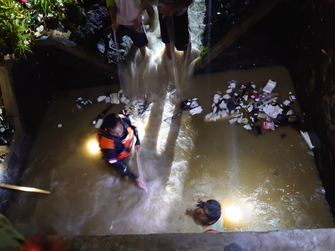 Tim reaksi cepat BPBD Boyolali terus mencari keberaan Anik dan putrinya yang hanyut di irigasi Desa Karangmojo, Kecamatan Klego, Kabupaten Boyolali, Sabtu (4/11/2023) malam